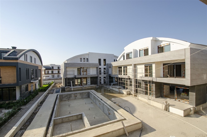 فيلات في المرحلة النهائية من البناء في منطقة كونيالتي