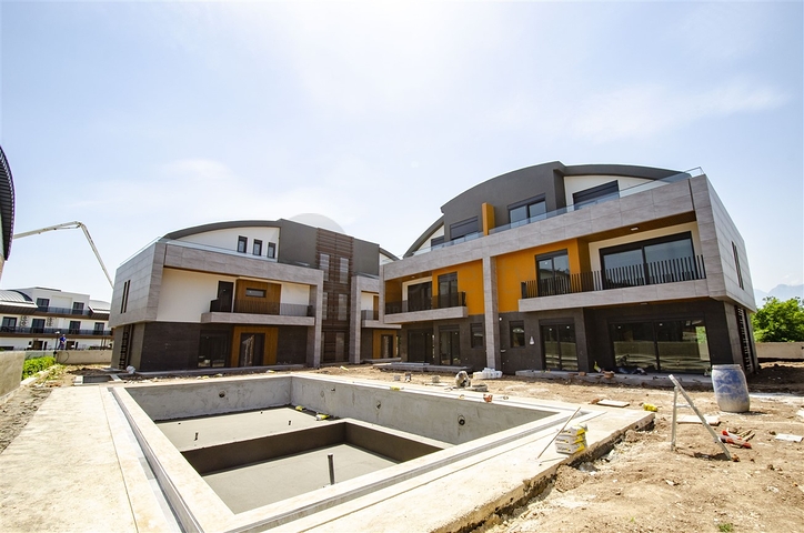 فيلات في المرحلة النهائية من البناء في منطقة كونيالتي