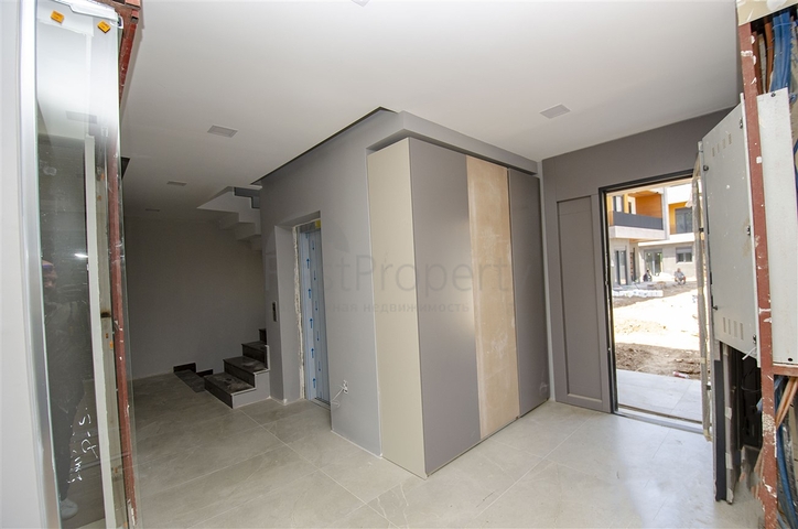 فيلات في المرحلة النهائية من البناء في منطقة كونيالتي