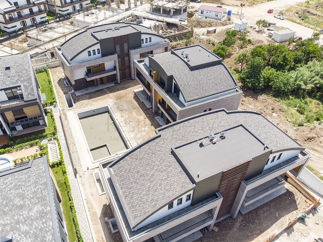 فيلات في المرحلة النهائية من البناء في منطقة كونيالتي