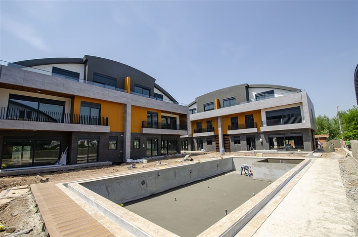 فيلات في المرحلة النهائية من البناء في منطقة كونيالتي