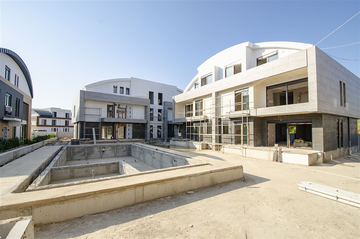 فيلات في المرحلة النهائية من البناء في منطقة كونيالتي