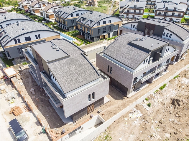 فيلات في المرحلة النهائية من البناء في منطقة كونيالتي