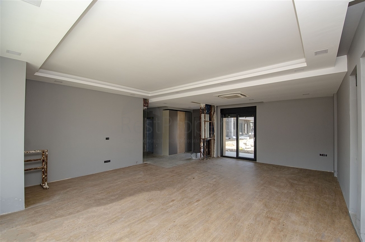 فيلات في المرحلة النهائية من البناء في منطقة كونيالتي