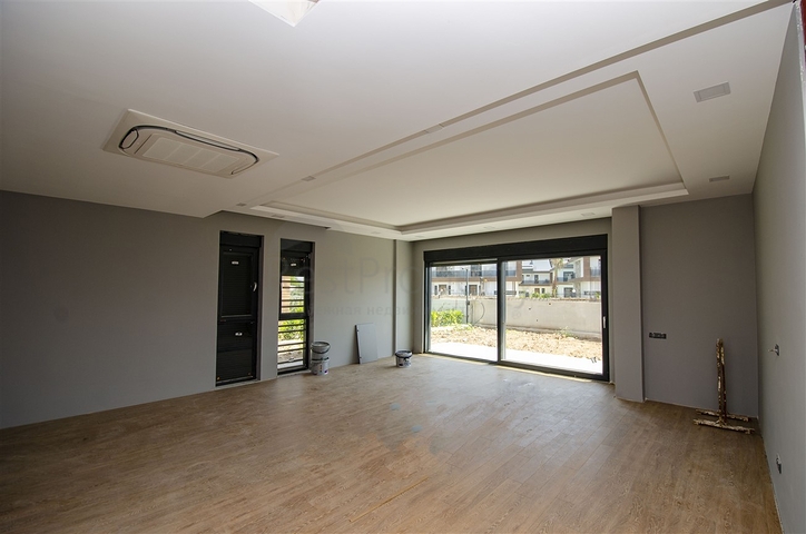 فيلات في المرحلة النهائية من البناء في منطقة كونيالتي