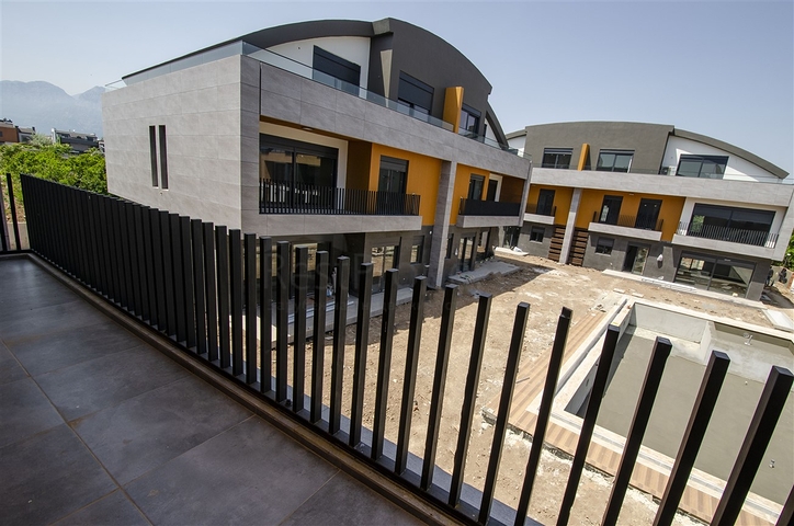 فيلات في المرحلة النهائية من البناء في منطقة كونيالتي