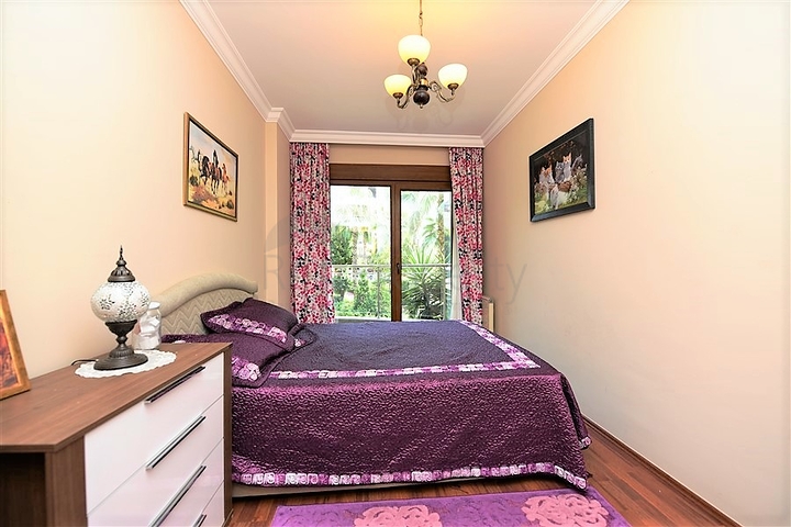 شقة فاخرة ثلاث غرف وصالة ضمن مجمع فاخر على البحر مباشرة في مركز الانيا 