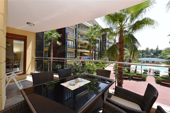 شقة فاخرة ثلاث غرف وصالة ضمن مجمع فاخر على البحر مباشرة في مركز الانيا 