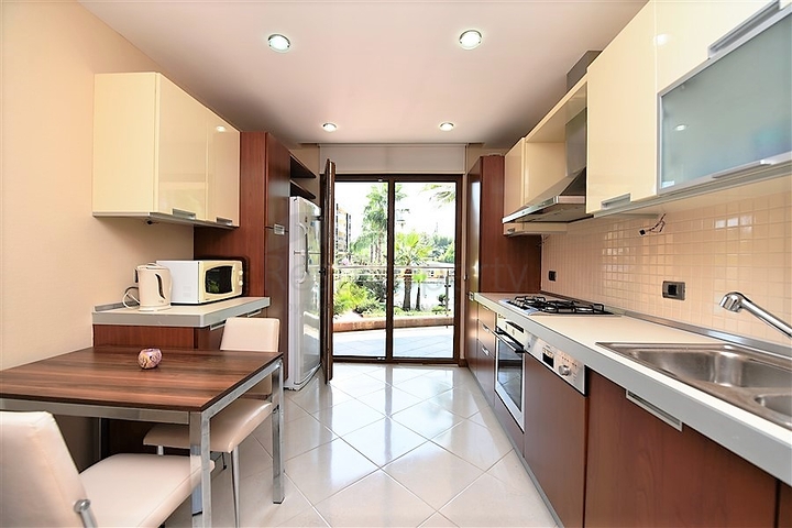 شقة فاخرة ثلاث غرف وصالة ضمن مجمع فاخر على البحر مباشرة في مركز الانيا 