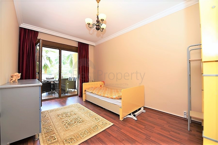 شقة فاخرة ثلاث غرف وصالة ضمن مجمع فاخر على البحر مباشرة في مركز الانيا 