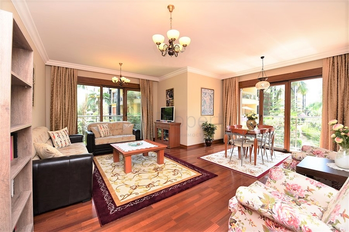 شقة فاخرة ثلاث غرف وصالة ضمن مجمع فاخر على البحر مباشرة في مركز الانيا 