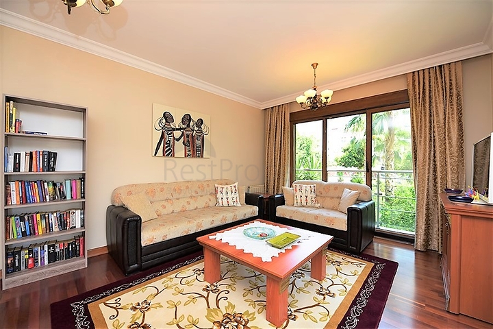 شقة فاخرة ثلاث غرف وصالة ضمن مجمع فاخر على البحر مباشرة في مركز الانيا 