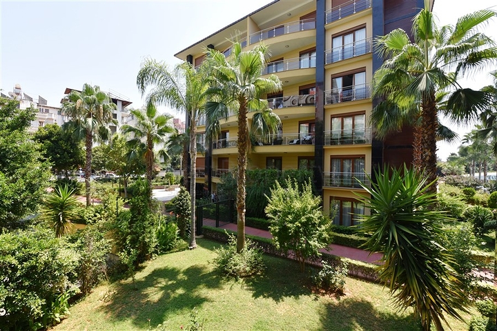 شقة فاخرة ثلاث غرف وصالة ضمن مجمع فاخر على البحر مباشرة في مركز الانيا 