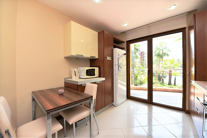 شقة فاخرة ثلاث غرف وصالة ضمن مجمع فاخر على البحر مباشرة في مركز الانيا 