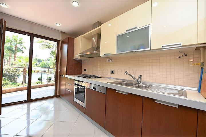 شقة فاخرة ثلاث غرف وصالة ضمن مجمع فاخر على البحر مباشرة في مركز الانيا 