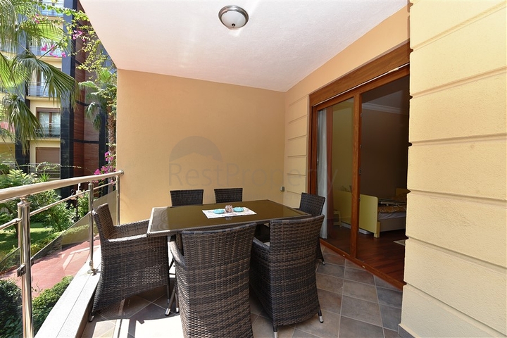 شقة فاخرة ثلاث غرف وصالة ضمن مجمع فاخر على البحر مباشرة في مركز الانيا 