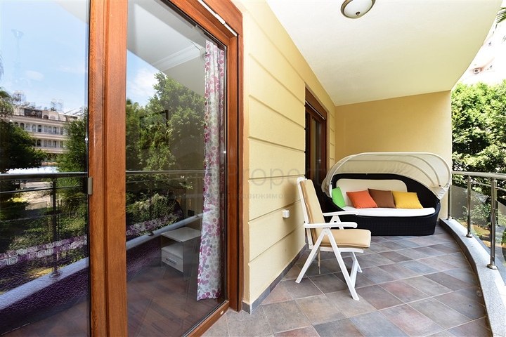 شقة فاخرة ثلاث غرف وصالة ضمن مجمع فاخر على البحر مباشرة في مركز الانيا 