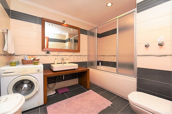 شقة فاخرة ثلاث غرف وصالة ضمن مجمع فاخر على البحر مباشرة في مركز الانيا 