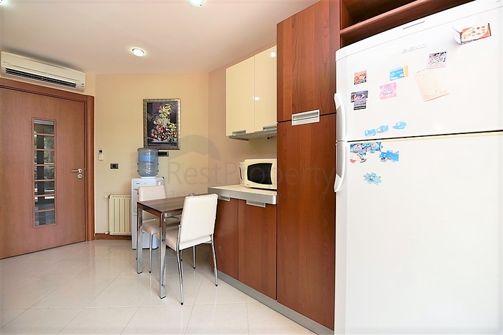 شقة فاخرة ثلاث غرف وصالة ضمن مجمع فاخر على البحر مباشرة في مركز الانيا 