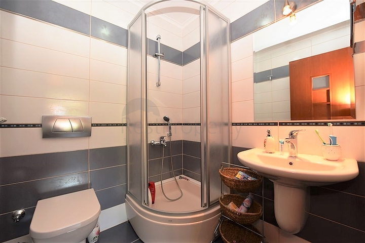 شقة فاخرة ثلاث غرف وصالة ضمن مجمع فاخر على البحر مباشرة في مركز الانيا 