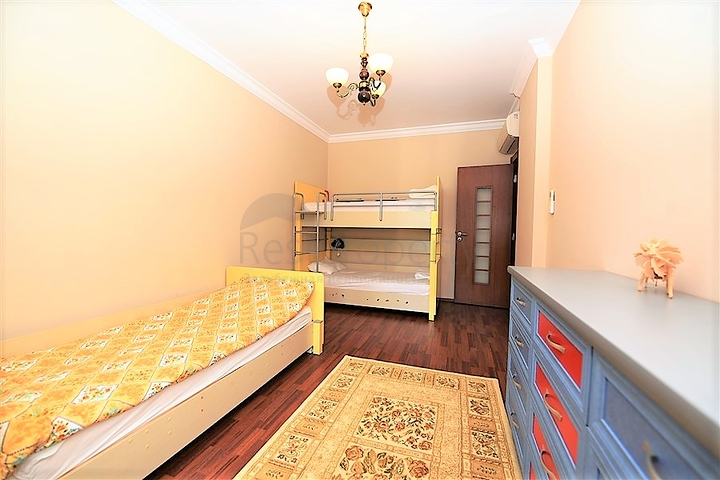 شقة فاخرة ثلاث غرف وصالة ضمن مجمع فاخر على البحر مباشرة في مركز الانيا 