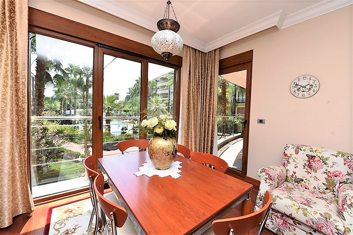 شقة فاخرة ثلاث غرف وصالة ضمن مجمع فاخر على البحر مباشرة في مركز الانيا 