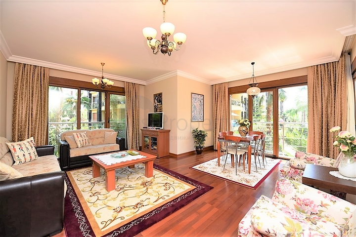 شقة فاخرة ثلاث غرف وصالة ضمن مجمع فاخر على البحر مباشرة في مركز الانيا 