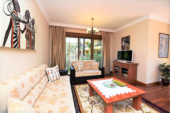 شقة فاخرة ثلاث غرف وصالة ضمن مجمع فاخر على البحر مباشرة في مركز الانيا 