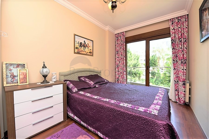 شقة فاخرة ثلاث غرف وصالة ضمن مجمع فاخر على البحر مباشرة في مركز الانيا 