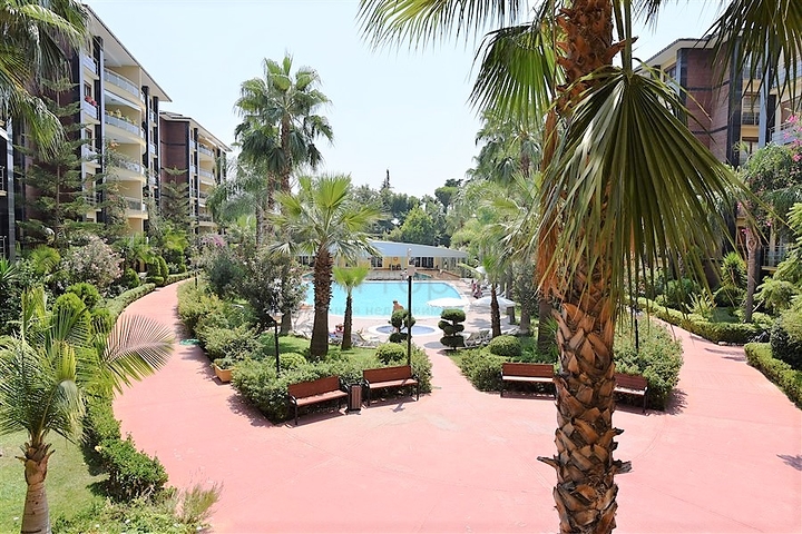 شقة فاخرة ثلاث غرف وصالة ضمن مجمع فاخر على البحر مباشرة في مركز الانيا 