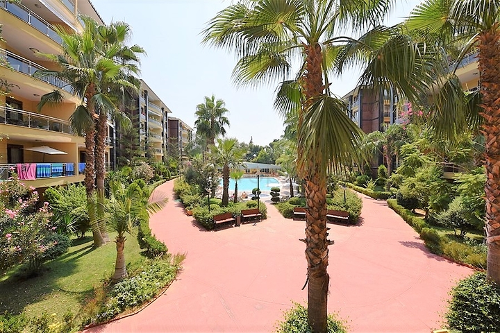 شقة فاخرة ثلاث غرف وصالة ضمن مجمع فاخر على البحر مباشرة في مركز الانيا 