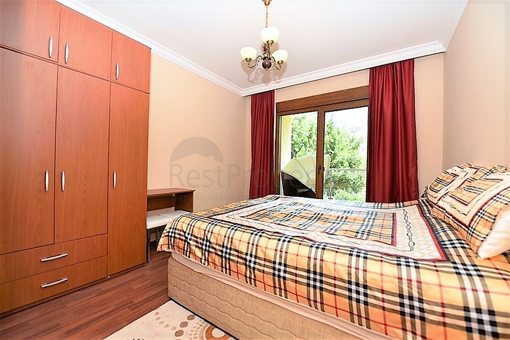 شقة فاخرة ثلاث غرف وصالة ضمن مجمع فاخر على البحر مباشرة في مركز الانيا 