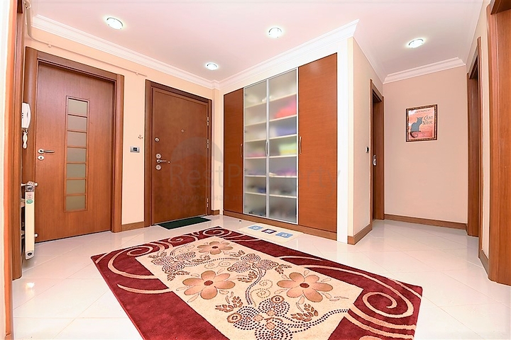 شقة فاخرة ثلاث غرف وصالة ضمن مجمع فاخر على البحر مباشرة في مركز الانيا 