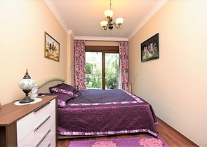 شقة فاخرة ثلاث غرف وصالة ضمن مجمع فاخر على البحر مباشرة في مركز الانيا 