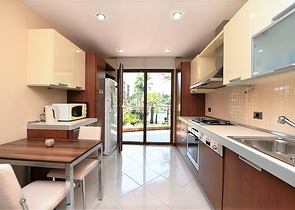 شقة فاخرة ثلاث غرف وصالة ضمن مجمع فاخر على البحر مباشرة في مركز الانيا 