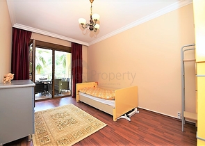 شقة فاخرة ثلاث غرف وصالة ضمن مجمع فاخر على البحر مباشرة في مركز الانيا 