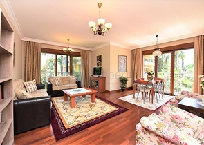 شقة فاخرة ثلاث غرف وصالة ضمن مجمع فاخر على البحر مباشرة في مركز الانيا 