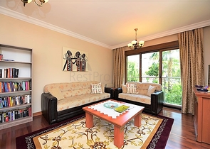 شقة فاخرة ثلاث غرف وصالة ضمن مجمع فاخر على البحر مباشرة في مركز الانيا 