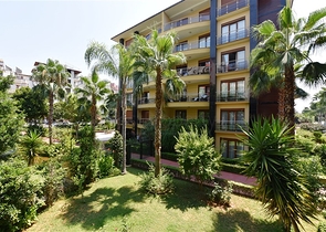 شقة فاخرة ثلاث غرف وصالة ضمن مجمع فاخر على البحر مباشرة في مركز الانيا 