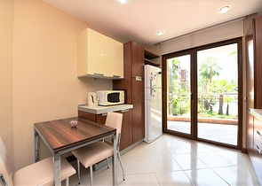 شقة فاخرة ثلاث غرف وصالة ضمن مجمع فاخر على البحر مباشرة في مركز الانيا 