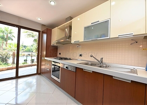 شقة فاخرة ثلاث غرف وصالة ضمن مجمع فاخر على البحر مباشرة في مركز الانيا 