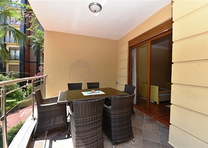 شقة فاخرة ثلاث غرف وصالة ضمن مجمع فاخر على البحر مباشرة في مركز الانيا 