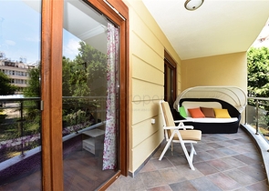 شقة فاخرة ثلاث غرف وصالة ضمن مجمع فاخر على البحر مباشرة في مركز الانيا 