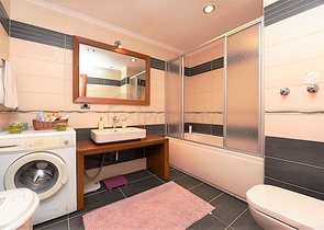 شقة فاخرة ثلاث غرف وصالة ضمن مجمع فاخر على البحر مباشرة في مركز الانيا 