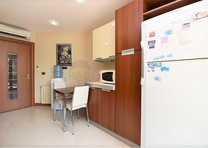 شقة فاخرة ثلاث غرف وصالة ضمن مجمع فاخر على البحر مباشرة في مركز الانيا 