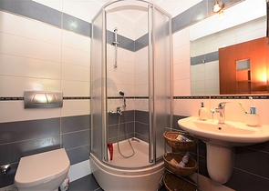 شقة فاخرة ثلاث غرف وصالة ضمن مجمع فاخر على البحر مباشرة في مركز الانيا 