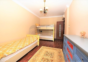 شقة فاخرة ثلاث غرف وصالة ضمن مجمع فاخر على البحر مباشرة في مركز الانيا 