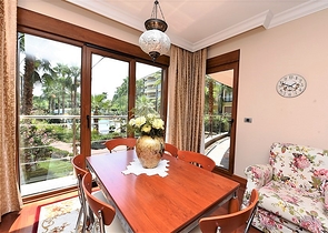 شقة فاخرة ثلاث غرف وصالة ضمن مجمع فاخر على البحر مباشرة في مركز الانيا 