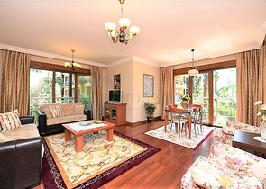 شقة فاخرة ثلاث غرف وصالة ضمن مجمع فاخر على البحر مباشرة في مركز الانيا 