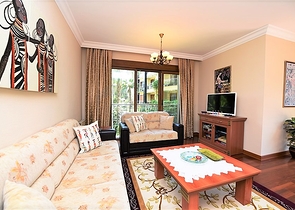 شقة فاخرة ثلاث غرف وصالة ضمن مجمع فاخر على البحر مباشرة في مركز الانيا 